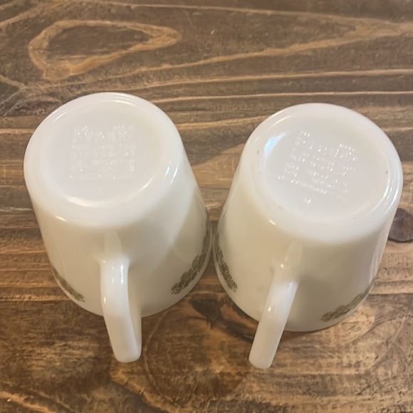 Pyrex Daisy pattern Cornell set of two vintage mugs - Picture 7 of 8